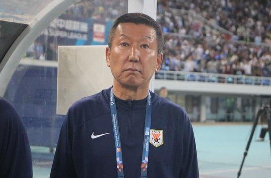 亲吻一个女人